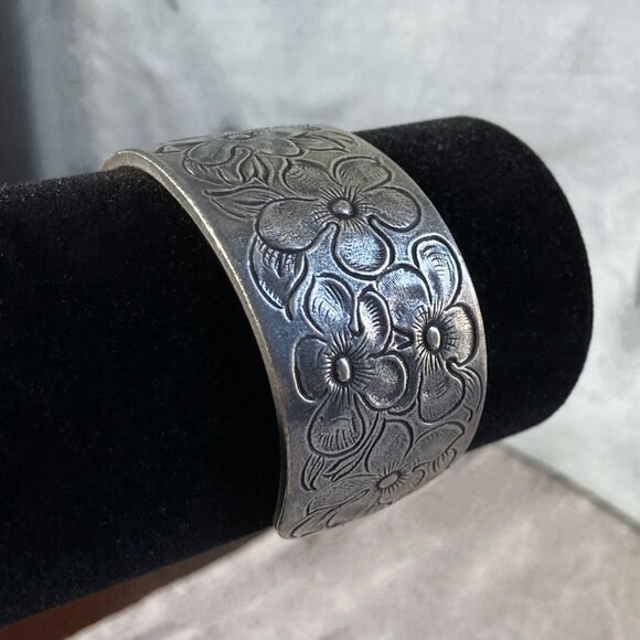 Signed Salisbury Pewter, Cuff Engraved Bracelet, Flower Of The Month "February" - Picture 8 of 11